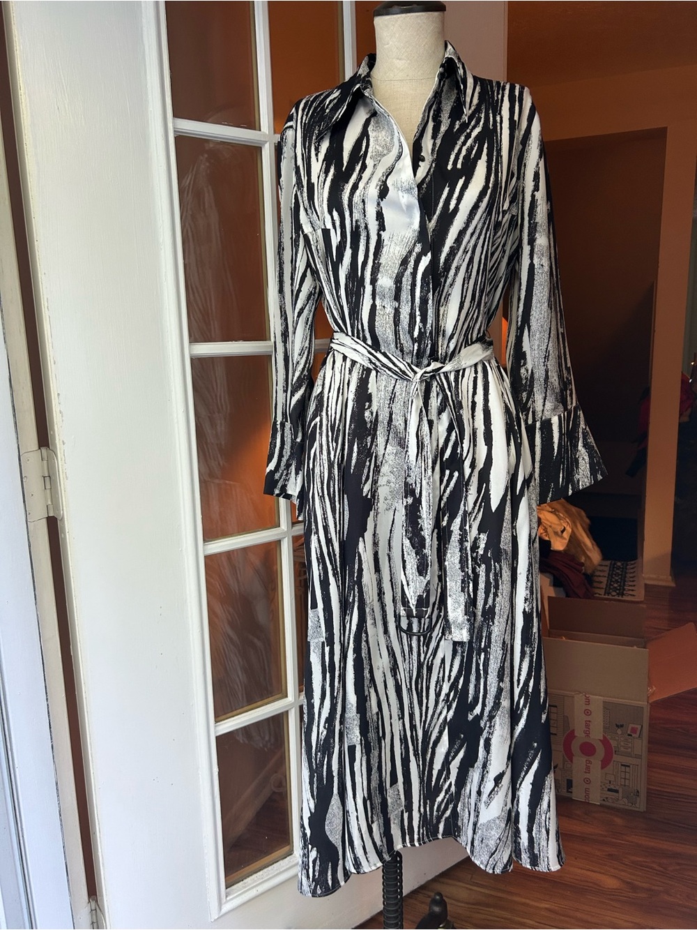 Boss Black and White print Queen Letizia shirt dress with attachable belt. Sz. 8